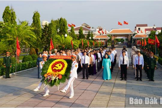 Lãnh đạo tỉnh dâng hương, viếng Nghĩa trang Liệt sĩ tỉnh khu vực phía Đông